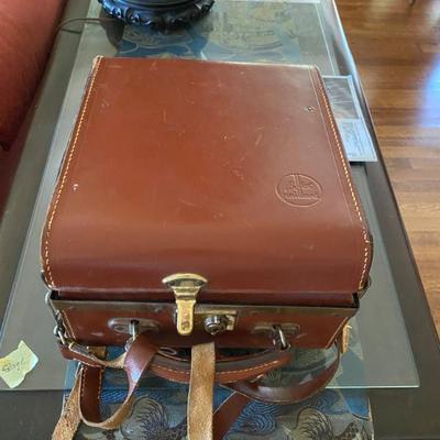 Sale Photo Thumbnail #27: Vintage Paillard Bolex H16 16mm Film Movie Camera with Leather Case