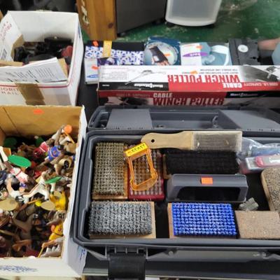 Sale Photo Thumbnail #173: Ski Wax Kit and Starting Line up Figures 