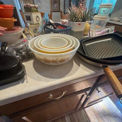 Sale Photo Thumbnail #15: Butterfly gold Pyrex Nesting bowls