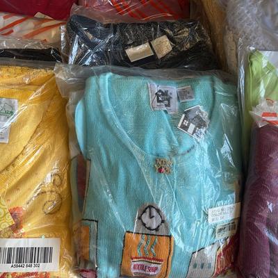 Womens T-shirts, Sweaters, Tops, Bottoms, Size 4X, 20 Pcs