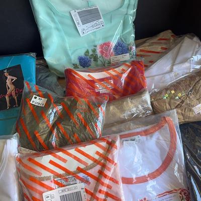 Womens T-shirts, Sweaters, Tops, Size 4X, 17 Pcs