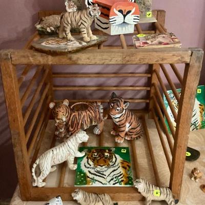 Sale Photo Thumbnail #21: Tiger figures