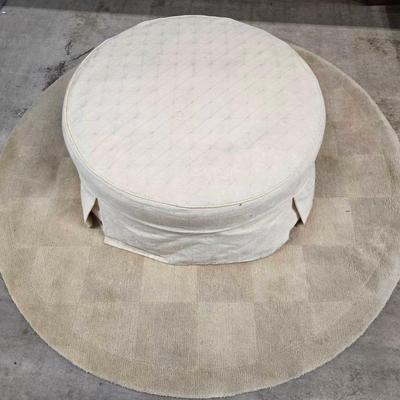 Pouf & Checkered Circular Rug