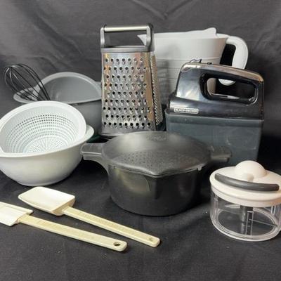 Pampered Chef And Other Kitchen Items 