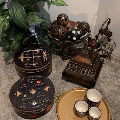 Oneida Plates, Cups And Decor