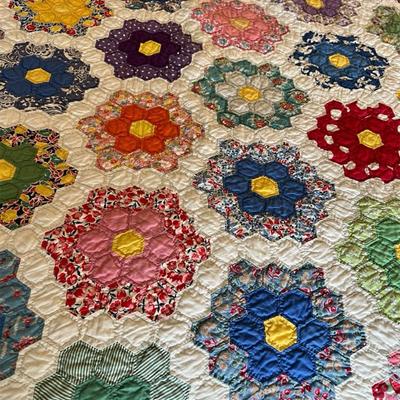 Handmade Grandmother’s Flower Garden Quilt – Vintage 1930s Feedsack Fabrics, Scalloped Edge

