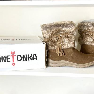 NEW Minnetonka Women's Everett Dusty Brown Cozy Boots with Faux Fur and Tassels, Size 8M