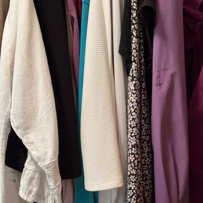 Women’s Long Sleeve Tops And Dresses M & L (Includes Everything In Photos) 