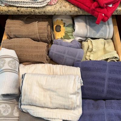 Kitchen Towels And Oven Mits (Includes Everything In Photos)