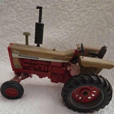 ERTL 1/16 International 1026 Golden Demonstrator Tractor with Fenders