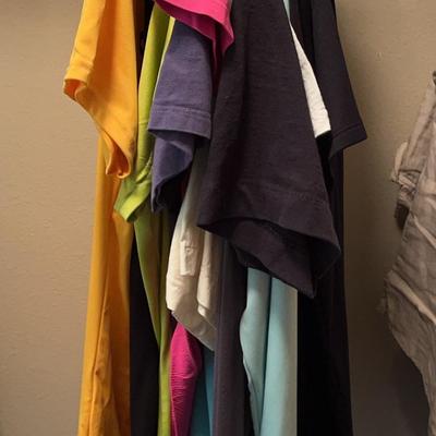  Collection Of Women’s Short Sleeve Tops M & L (Includes Everything In Photos) 