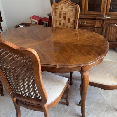 Dining Room Table With Two 20-Inch leaves