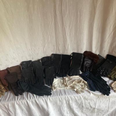 Mystery Lot Of Woman’s Gloves 