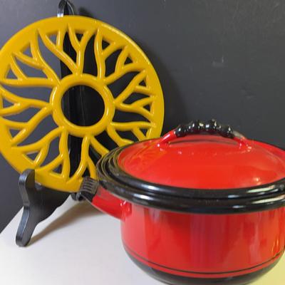 Kook King Ware Vollrath Co Red Covered Pot/Yellow Cast Metal Trivet