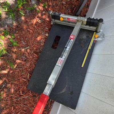 Vinyl floor cutter