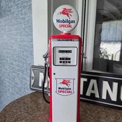 Danbury Mint Die-cast 1956 Mobilgas Replica Tokheim Gas Pump