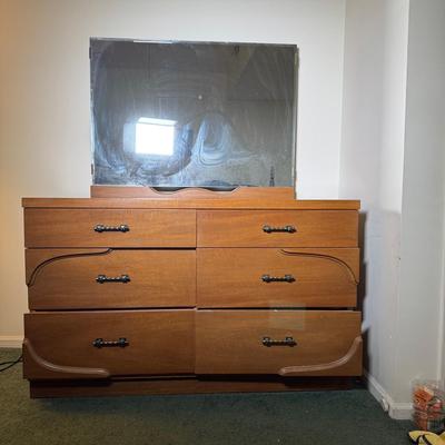 Dresser With Mirror 