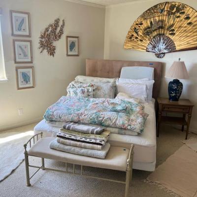 QUEEN BED
BENCH