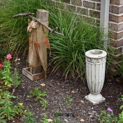 Sale Photo Thumbnail #1054: 1052 front yard