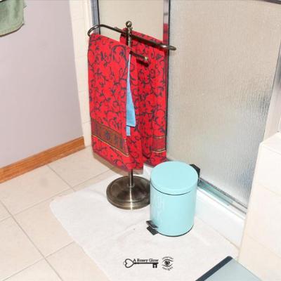 Sale Photo Thumbnail #642: 0640 bedroom a bathroom