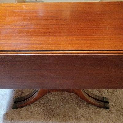 Expandable Mahogany Drop-Leaf Dining Table with 6 Leaves