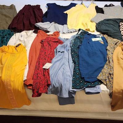 Women's Casual/Dress Clothing - Sweaters/Blouses And More!