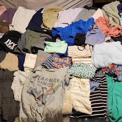 Women's Clothing - Active Wear , T-shirts, Jeans, Blouses & More! Huge Lot!!