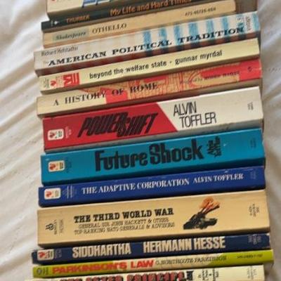KKT302 - Twenty Collectible Vintage Sci-Fi Paperback Books by Various Authors
