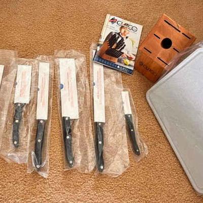KKT450 - CUTCO Cutlery Set with 7 Knifes, Cutting board, and Knife holder