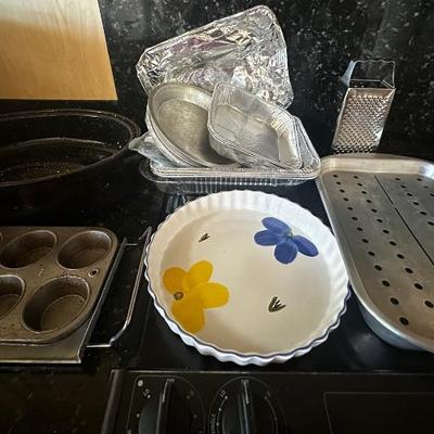 KKT469 - Assortment of Bakeware and Kitchen Goods