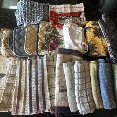 KKT426 - Assorted Kitchen Towels, Potholders, and Aprons