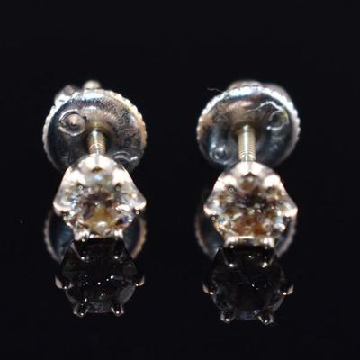 Pair of 14k White Gold 0.5 TCW Round Diamond Screwback Stud Earrings