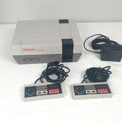 NES Nintendo Entertainment System NES-001 with 2 NES-004 Controllers, Power Supply. 