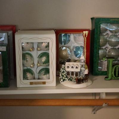 Very pretty boxes like new of ornaments. 
