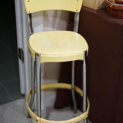 remember mom sitting on this chair while on the phone.  Perfect for the 50's kitchen 