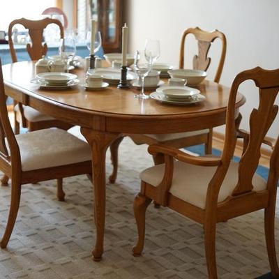 Stunning traditional light oak dining set with eight chairs and three leaves. Very good condition 