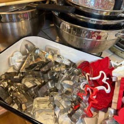 Large lot of vintage cookie cutters set of collanders & more