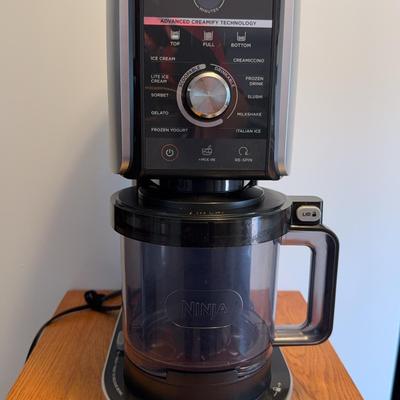 Ninja Ice Creami Deluxe - yogurt/slushie Maker 