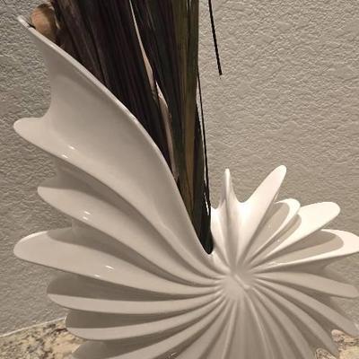 Elegant Cream Table Decor 