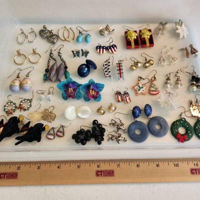 35pc Pairs of Costume Jewelry Earrings, Some Vintage - Fish Enterprises++ 