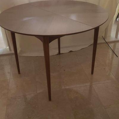 (LR236) Mid Century Modern round dining room table with extended and protector