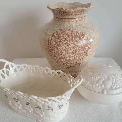 (LRC238) Vase Red Flowers & Leaves Ruffle Rim Lace Decor 9" High