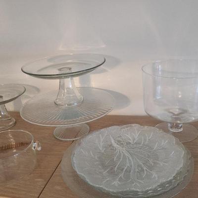 (LR253) 3Clear glass pedestal cake stand

  Miscellaneous glassware and cake pans