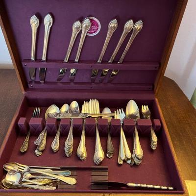 Sale Photo Thumbnail #194: Oneida Flatware Set
