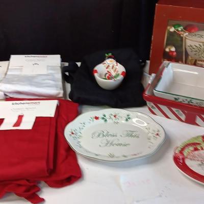 Group Of New Kitchensmart Aprons, Holiday Plates 