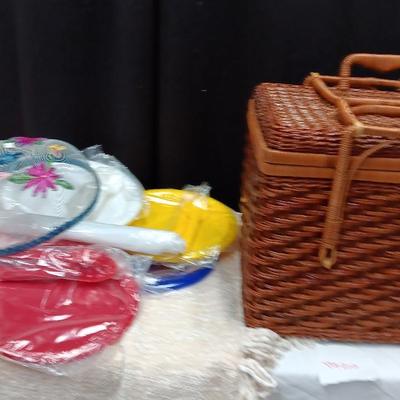 Picnic Basket, Tablecloth & Blanket