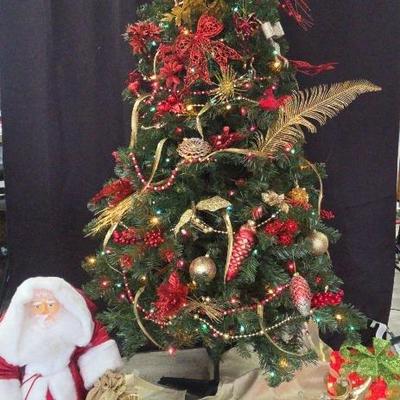 Gold & Red Christmas Tree With Decor