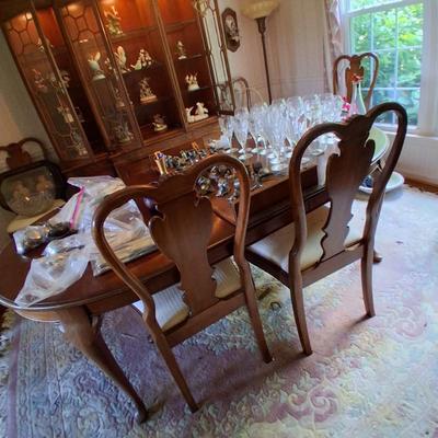 PENNSYLVANIA HOUSE 1970'S WALNUT QUEEN ANNE DINING TABLE, CHAIRS, CHINA CABINET 