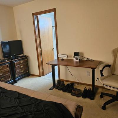 Adjustable desk
