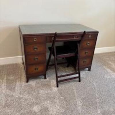 desk and chair 